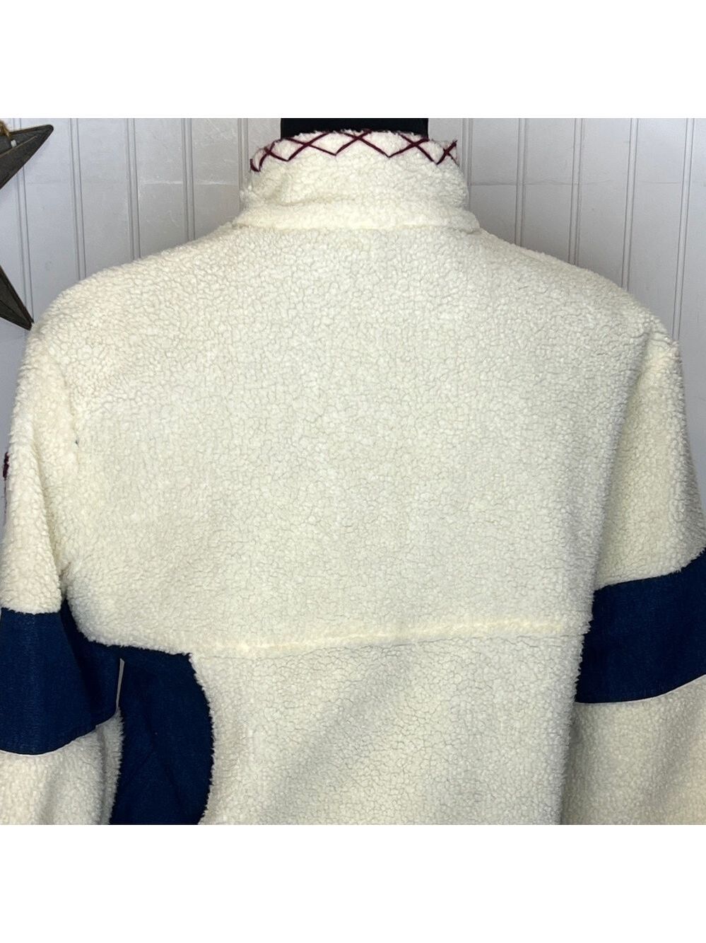 Cozy Cream and Blue Fleece Sweatshirt with Flag Patch Size Medoum - Picture 12 of 15